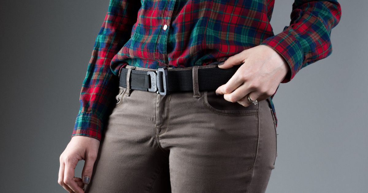 A woman in a casual outlift wearing a Blue Alpha EDC belt in black.